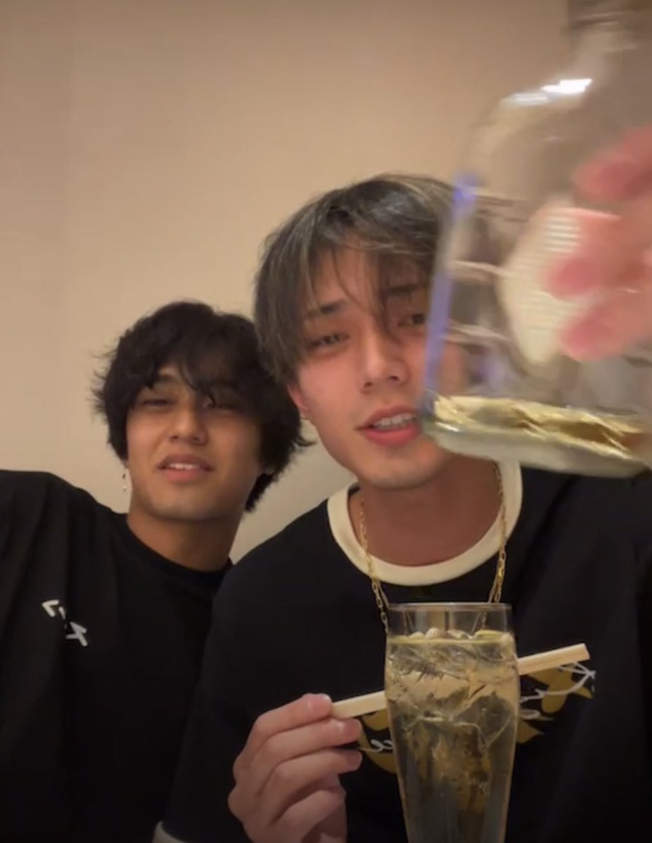 _remperor's tweet photo. お酒情報🥃

永瀬→角ハイ
海人→ジン

それぞれ炭酸割り

永瀬のお酒は濃い×ペース早い
海人は薄く楽しく沢山飲む

 #KingandPince #永瀬廉  #髙橋海人 https://t.co/EpOyUJfZjn