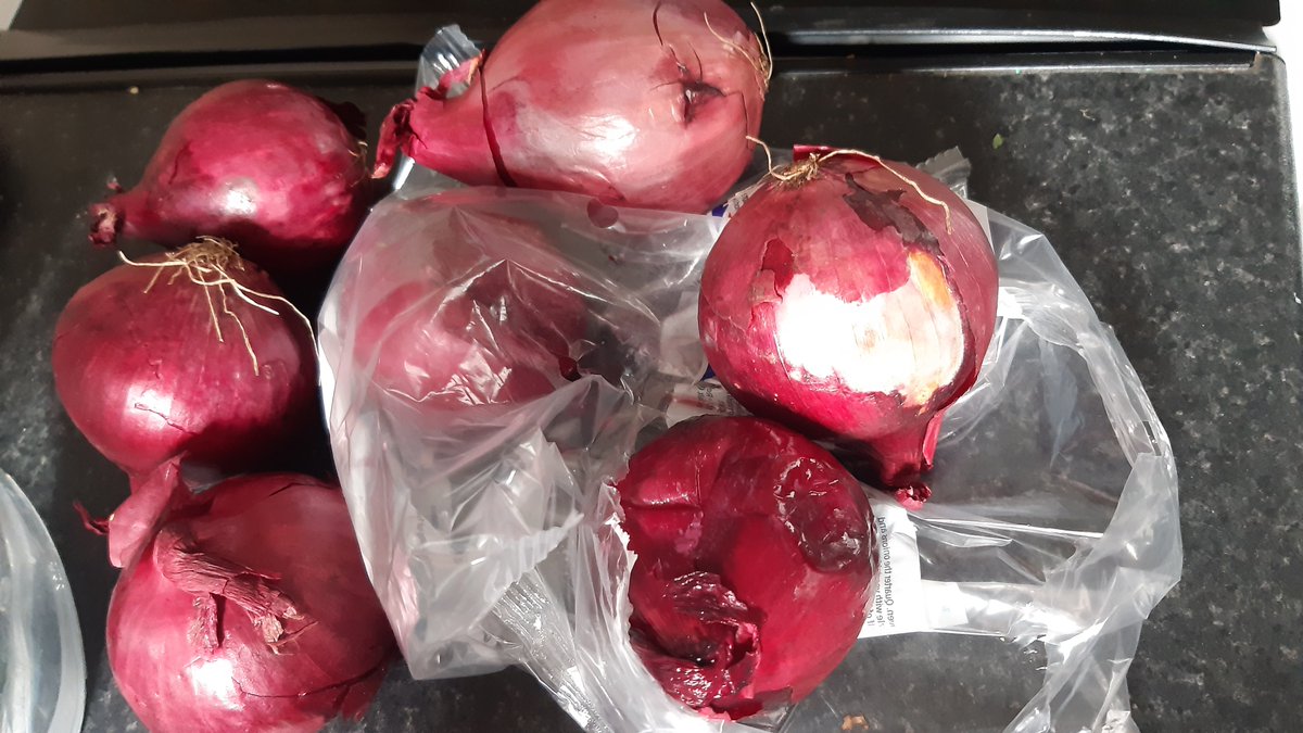 DebsMachin's tweet photo. Just opened a bag of red onions from @sainsburys and half of them are rotten.. not great really https://t.co/sL7YUMft1R