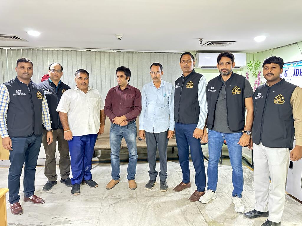 दिल्ली परिवहन निगम के कालका जी डिपो के मेनेजर रवि कसाना को एंटी करप्शन ब्यूरो ACB ने 30 हजार रुपए रिश्वत लेते हुए रंगे हाथों पकड़ा, डिपो मैनेजर की तनख्वाह 90 हजार रुपए और ड्राइवर और कंडक्टर की 15 हजार रुपए तनख्वाह,इनको शर्म भी नही आती मजदूरों से घूस लेते हुए, <a href="/dtchq_delhi/">Delhi Transport Corporation</a> <a href="/aajtak/">AajTak</a>