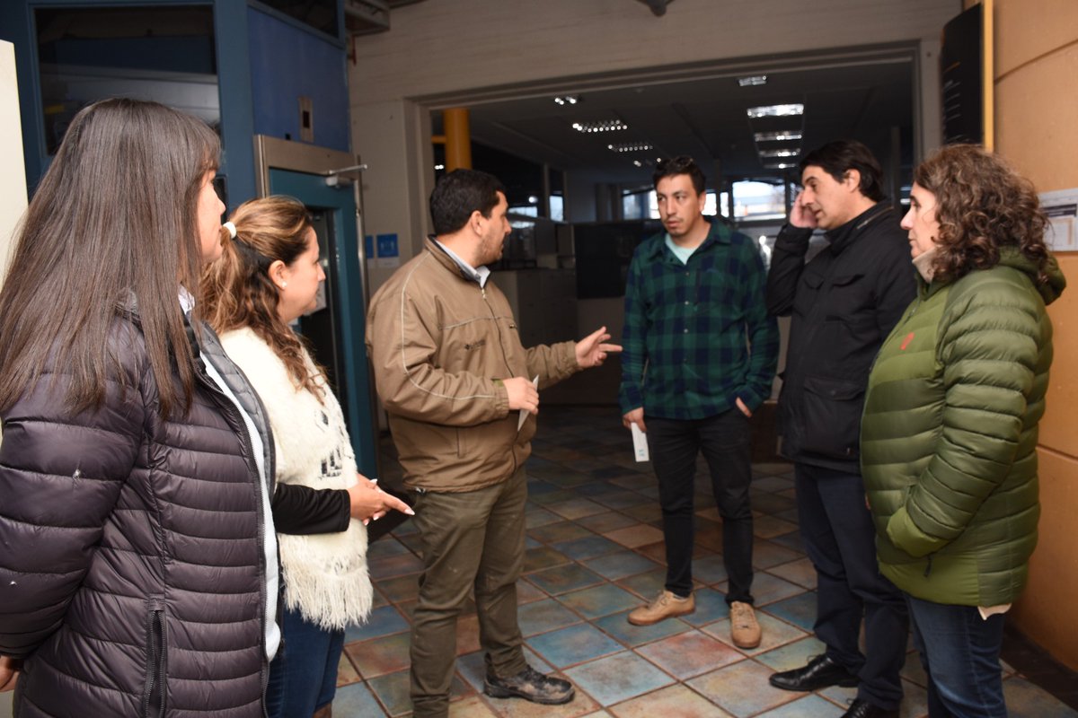 MendozaGobierno's tweet photo. La ministra @AnaMariaNadal2 anunció desde #Malargüe el destino de 1 millón de pesos para la compra de leña para los hogares del departamento. Ante la emergencia, el lunes llegarán garrafas que se distribuirán de manera gratuita. La logística estará a cargo de la @MuniMalargue. https://t.co/54jb9HBDm0