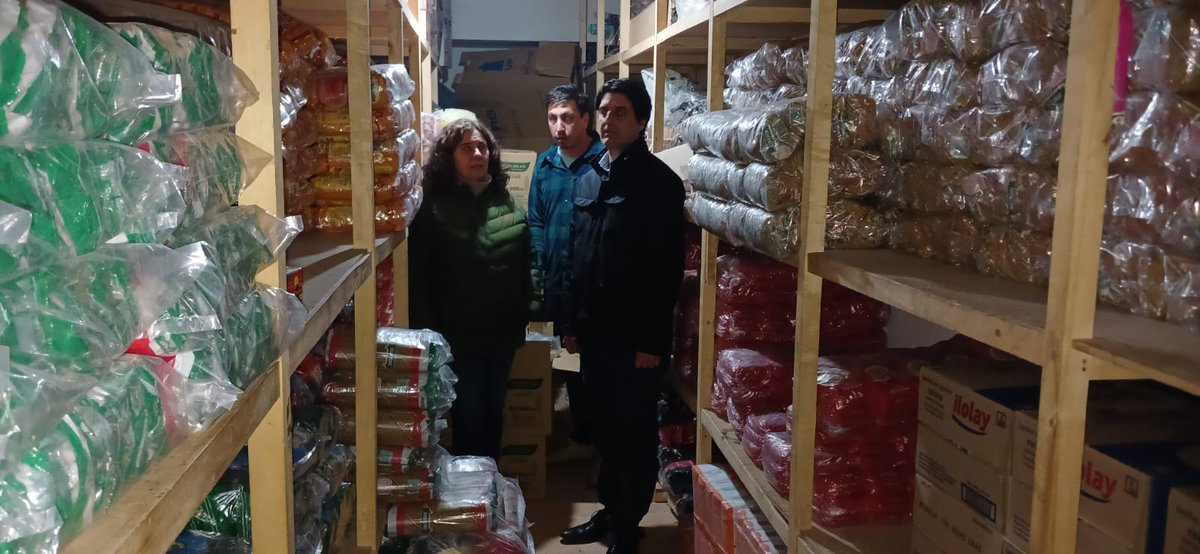MendozaGobierno's tweet photo. Además, la asistencia provincial también contempla bolsones de alimentos, nylon, membranas, palos, frazadas y colchones, entre otros elementos requeridos. A esto, se suma el alquiler de una movilidad 4x4 que se une al parque automotor del @MendozaGobierno en la zona. https://t.co/It0dHhsPnS