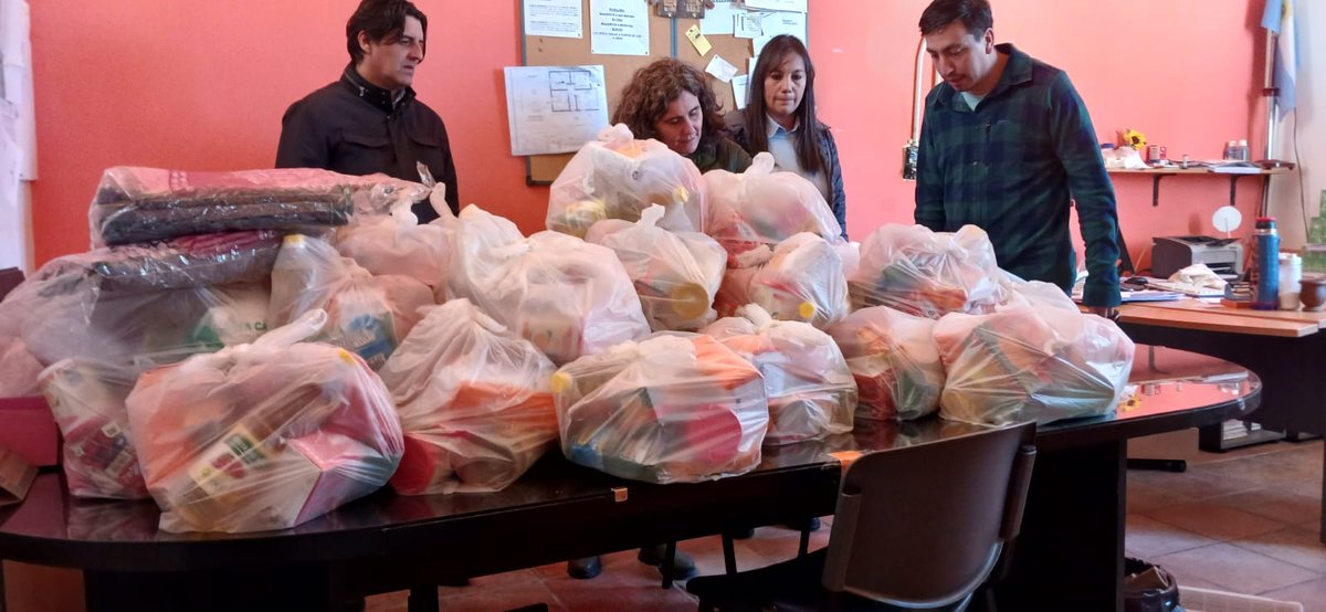 MendozaGobierno's tweet photo. Asimismo, la ministra @AnaMariaNadal2 destacó el trabajo en conjunto que se viene realizando desde la semana pasada entre la @MuniMalargue, @DefensaCivilMza, #VialidadProvincial y el @MinSaludMza. https://t.co/fVjN9IsnZj