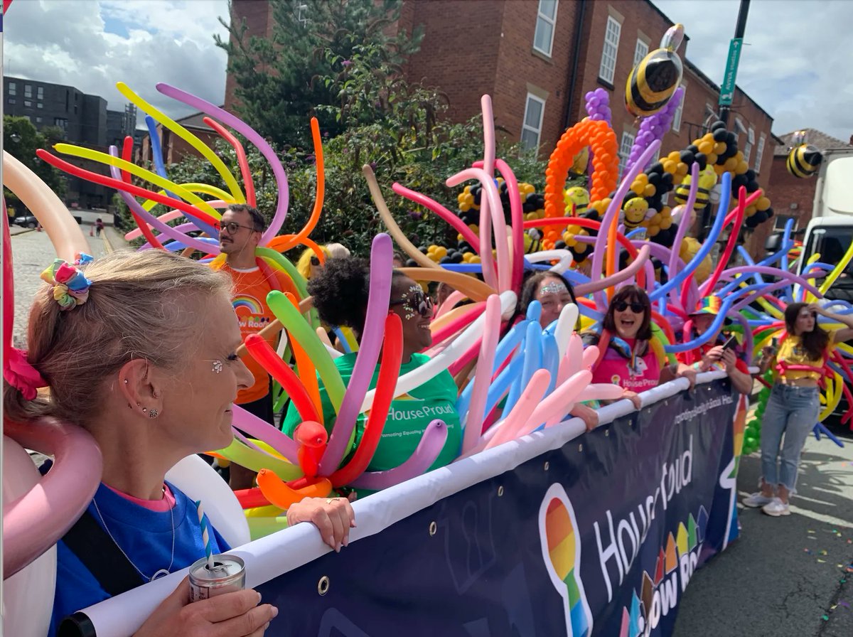 Such an amazing day and atmosphere at the parade as we celebrated and supported @ManchesterPride with our friends from @GMhousing @Houseproud and @RoofsRainbow today! Brilliant to see the crowds there and so proud to be part of it 🏳️‍🌈 🏳️‍🌈 #ManchesterPride