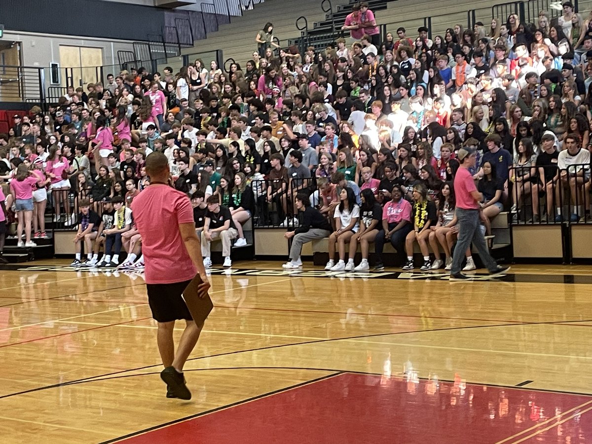 CHS_ORourke's tweet image. Last Friday before school means our 9th graders come to an all day fun orientation led by Sean &amp;amp; Lisa &amp;amp; other fab staff &amp;amp; of course a whole group of student mentors (LinkCrew). FUN day for our new #papermakers