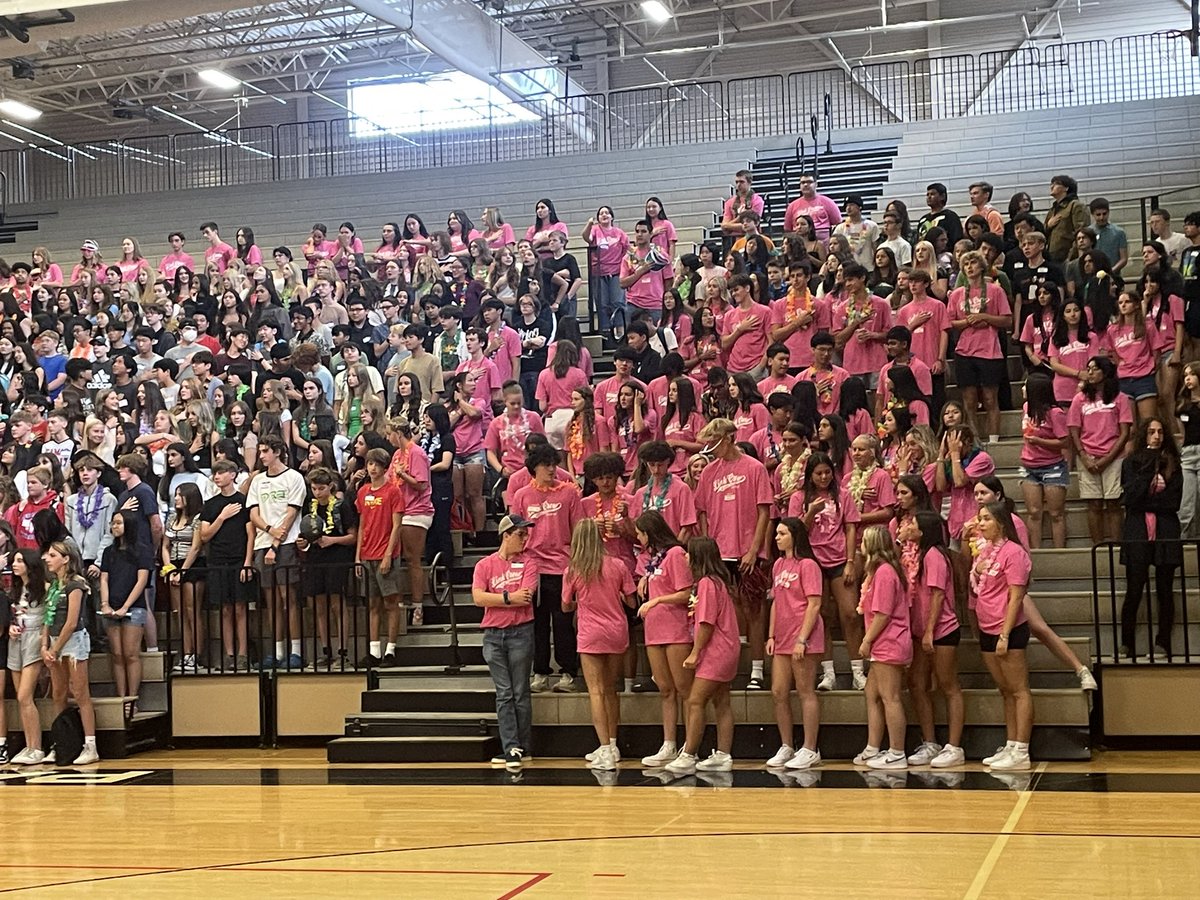 CHS_ORourke's tweet image. Last Friday before school means our 9th graders come to an all day fun orientation led by Sean &amp;amp; Lisa &amp;amp; other fab staff &amp;amp; of course a whole group of student mentors (LinkCrew). FUN day for our new #papermakers