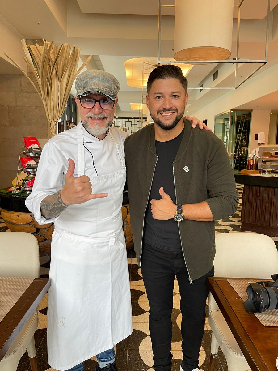 carlosHcoll's tweet image. Junto al pañita @ezequielbuelvas cocinando la nueva temporada de #Pimento @MarriottBogota