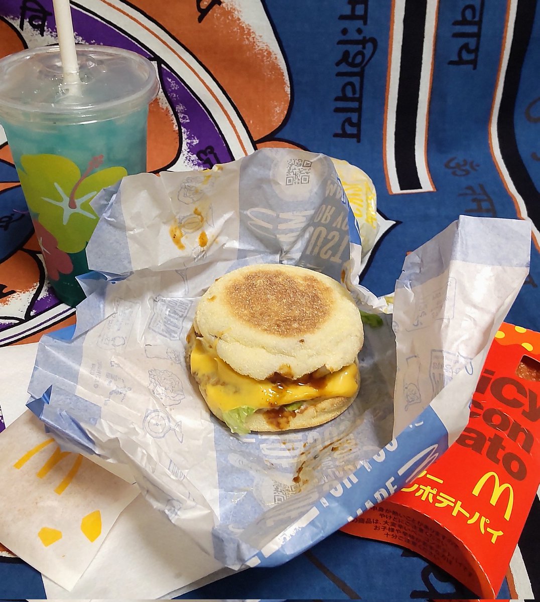 tatamikan2's tweet photo. 朝マック٩( 'ω' )و🍔🍟
チーズロコモコマフィンセット
マックフィズトロピカルブルーハワイとスパイシーベーコンポテトん食べたけど旨辛です(👍￣▽￣)👍ｵｲｼ
あとはチキンクリスプマフィン
1日がかり
 #朝マック
 #マックフィズ https://t.co/Z64m10x9VI