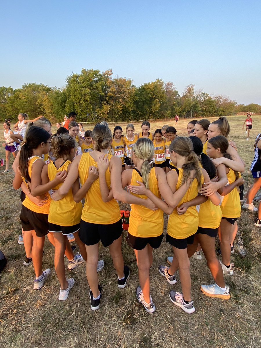 CrossSunnyvale's tweet photo. Our middle school girls showed up strong in their first meet. Kaelyn Gardner finished 5th & Alyssa Mottor finished 19th to earn medals. The other girls were not far behind! Very proud of this young squad! Keep working! #buildingthemachine https://t.co/Vzw1GDHZbV
