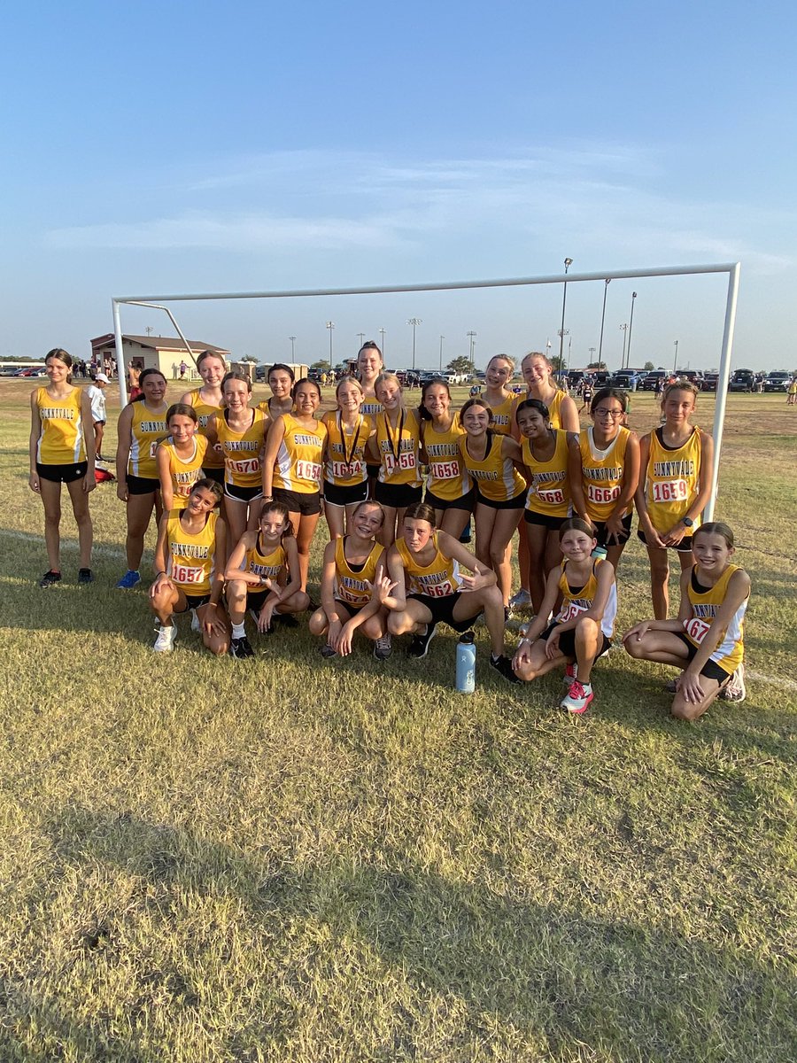 CrossSunnyvale's tweet photo. Our middle school girls showed up strong in their first meet. Kaelyn Gardner finished 5th & Alyssa Mottor finished 19th to earn medals. The other girls were not far behind! Very proud of this young squad! Keep working! #buildingthemachine https://t.co/Vzw1GDHZbV