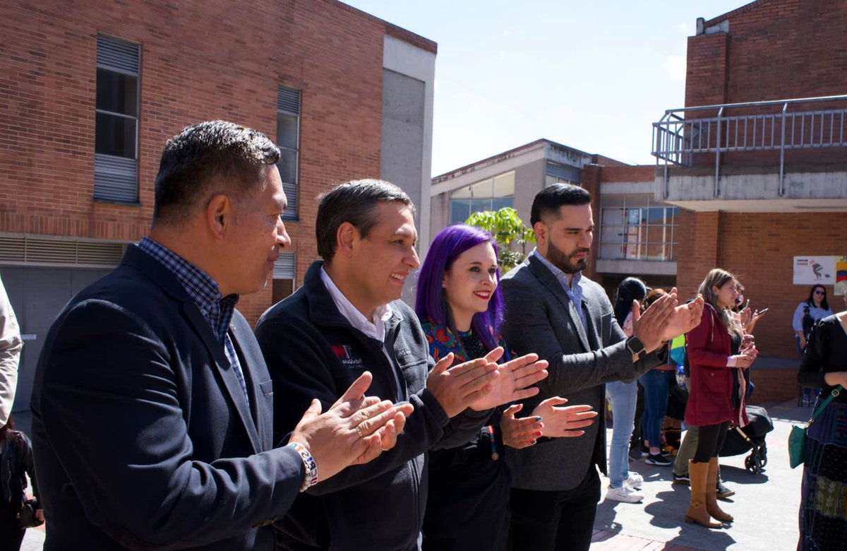 Ciberpazcolombi's tweet photo. En compañía de la viceministra @sindey_bernal, llegamos a la IED Enrique Olaya Herrera para fortalecer las habilidades y conocimientos digitales de niños, niñas, adolescentes, jóvenes y adultos con el fin de generar un impacto positivo en el uso de las TIC. #GuardianesDigitales. https://t.co/GwBSeG38le