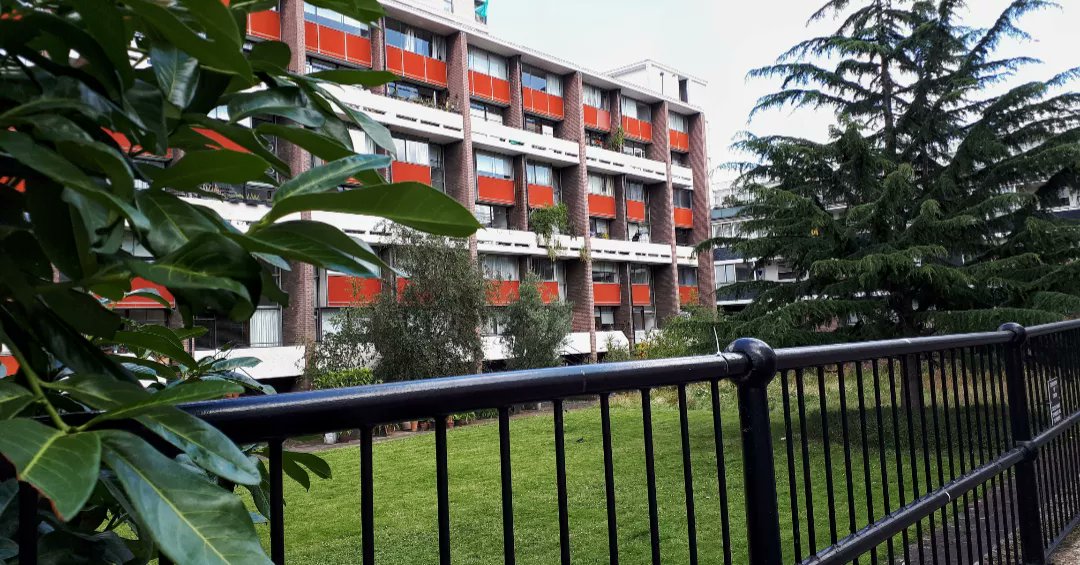 acubaninlondon's tweet image. As you know I&apos;m not a big fan of #brutalistarchitecture but I&apos;ve got a lot of time for the #GoldenLaneEstate.

This is #London. 😊

#Cuban #Immigrant #Londoner austinmacauley.com/book/cuban-imm… #walking #walkingLondon #Londonwalking #photography #streetphotography #urbanlandscape