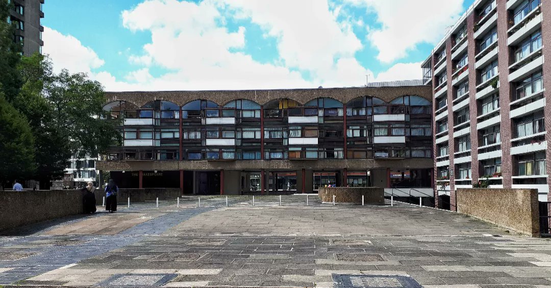 acubaninlondon's tweet image. As you know I&apos;m not a big fan of #brutalistarchitecture but I&apos;ve got a lot of time for the #GoldenLaneEstate.

This is #London. 😊

#Cuban #Immigrant #Londoner austinmacauley.com/book/cuban-imm… #walking #walkingLondon #Londonwalking #photography #streetphotography #urbanlandscape