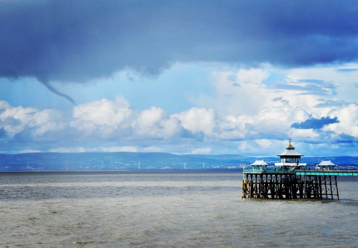 Funnel cloud at Clevedon North Somerset this Saturday afternoon 👀📷