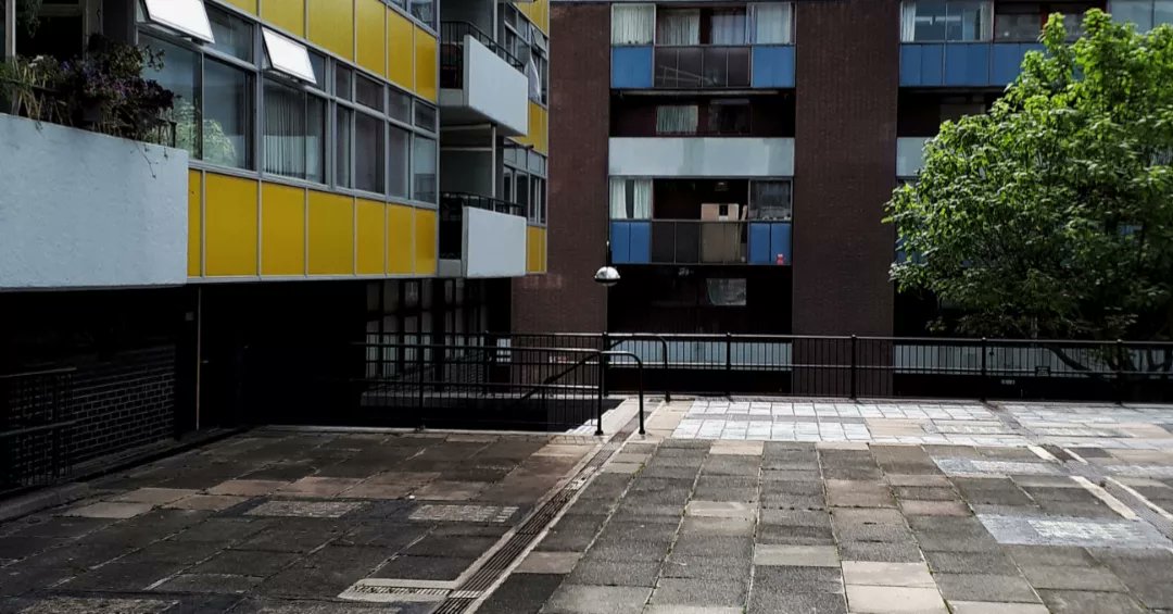 acubaninlondon's tweet image. As you know I&apos;m not a big fan of #brutalistarchitecture but I&apos;ve got a lot of time for the #GoldenLaneEstate.

This is #London. 😊

#Cuban #Immigrant #Londoner austinmacauley.com/book/cuban-imm… #walking #walkingLondon #Londonwalking #photography #streetphotography #urbanlandscape