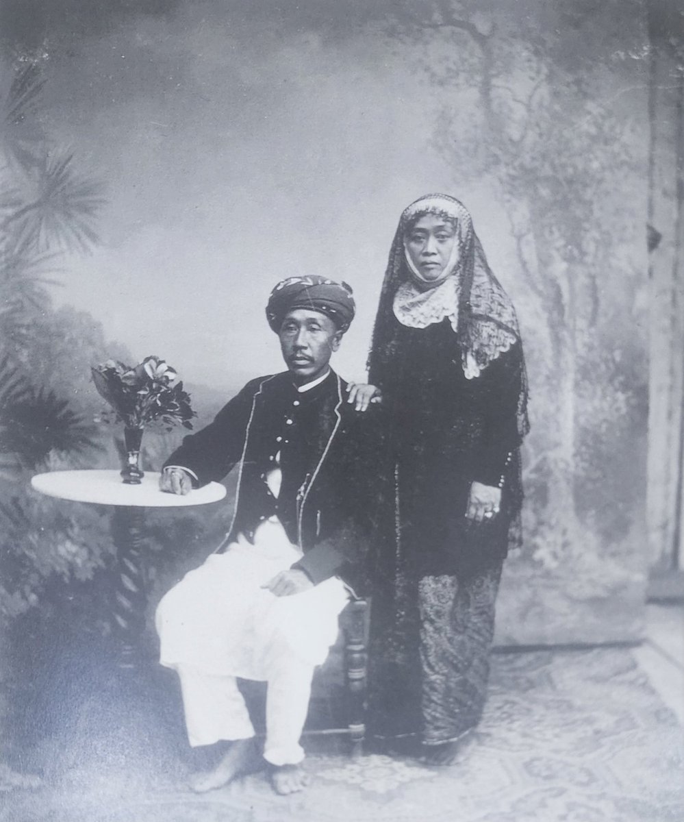 حاج اندونيسي  برفقة زوجته بعد  عودته من رحلة الحج حوالي عام ١٩١٠ م 
في السابق العائد من الحج  كمن كتب له عمر جديد  نظرا لصعوبة الوصول إلى الديار المقدسة انذاك....
اليوم بفضل الله  يصل الحاج من أقصى الشرق واقصى الغرب في ساعات.....