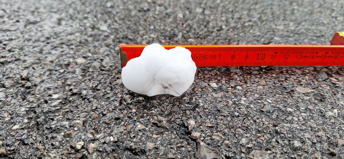 StormchaserAlp1's tweet photo. Bei Bad Feilenbach Hagelkörner um 5cm massive Überflutungen. Feuerwehren sind im Einsatz @Kachelmannwettr #uwde https://t.co/beJiZ2aItw