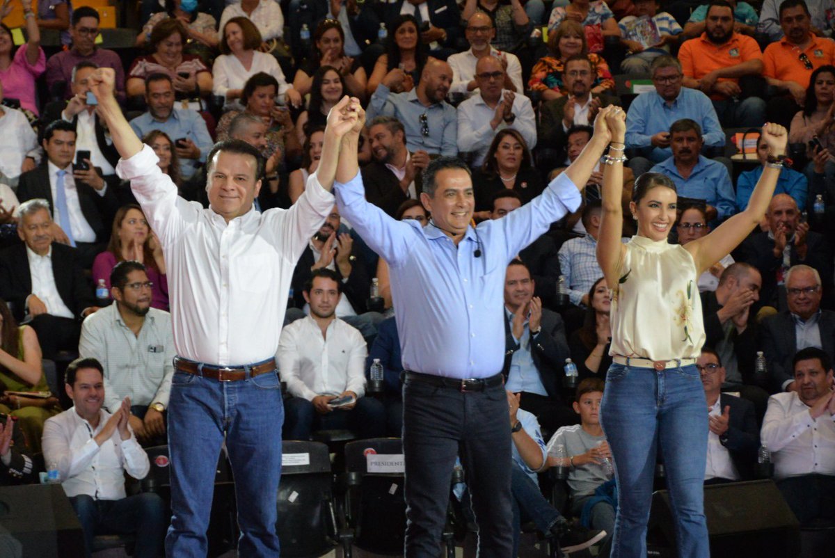 DMSPDGO's tweet image. 👮🏻‍♂️👮🏻 Celebramos un #1erInforme de #ResultadosDGO a favor de la seguridad  y tranquilidad de las familias 🏡
¡Porque un duranguense, nunca deja solo a otro duranguense! 
En Durango, ¡#ElFuturoEsContigo! 🐺🌳🦂

#1erInforme
#VeNomásQueChulada 👌