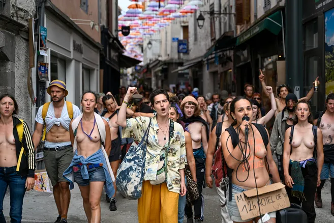 lamontagne_fr's tweet photo. Un millier de manifestants derrière Marina, accusée d'exhibition sexuelle pour avoir marché seins nus à Aurillac 

▶️https://t.co/9nbKQJ0gt4 https://t.co/MpZOZh5xjh