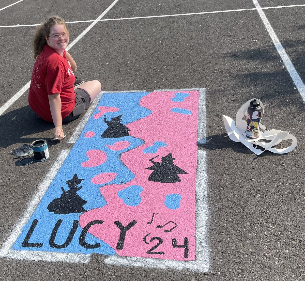 CHS_ORourke's tweet image. Inaugural Senior parking paint day! No rain (😅), not too hot and a fun event for the kids (and maybe a few parents).  Looking forward to seeing them all finished!
#seniors #papermakers #rollmakers 
@CamasHighSchool