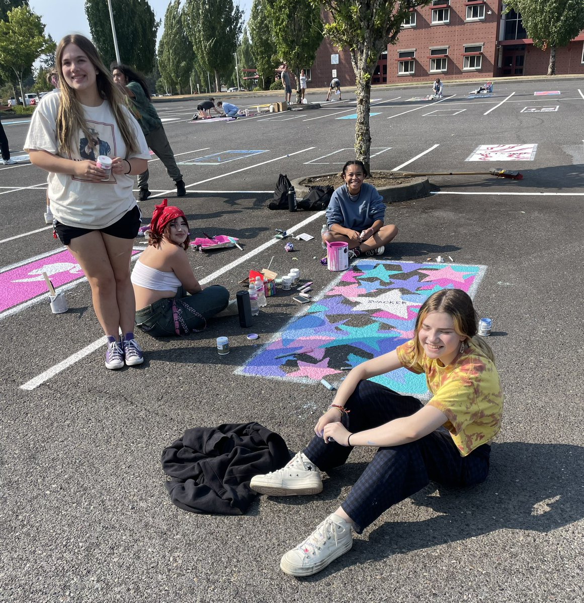 CHS_ORourke's tweet image. Inaugural Senior parking paint day! No rain (😅), not too hot and a fun event for the kids (and maybe a few parents).  Looking forward to seeing them all finished!
#seniors #papermakers #rollmakers 
@CamasHighSchool