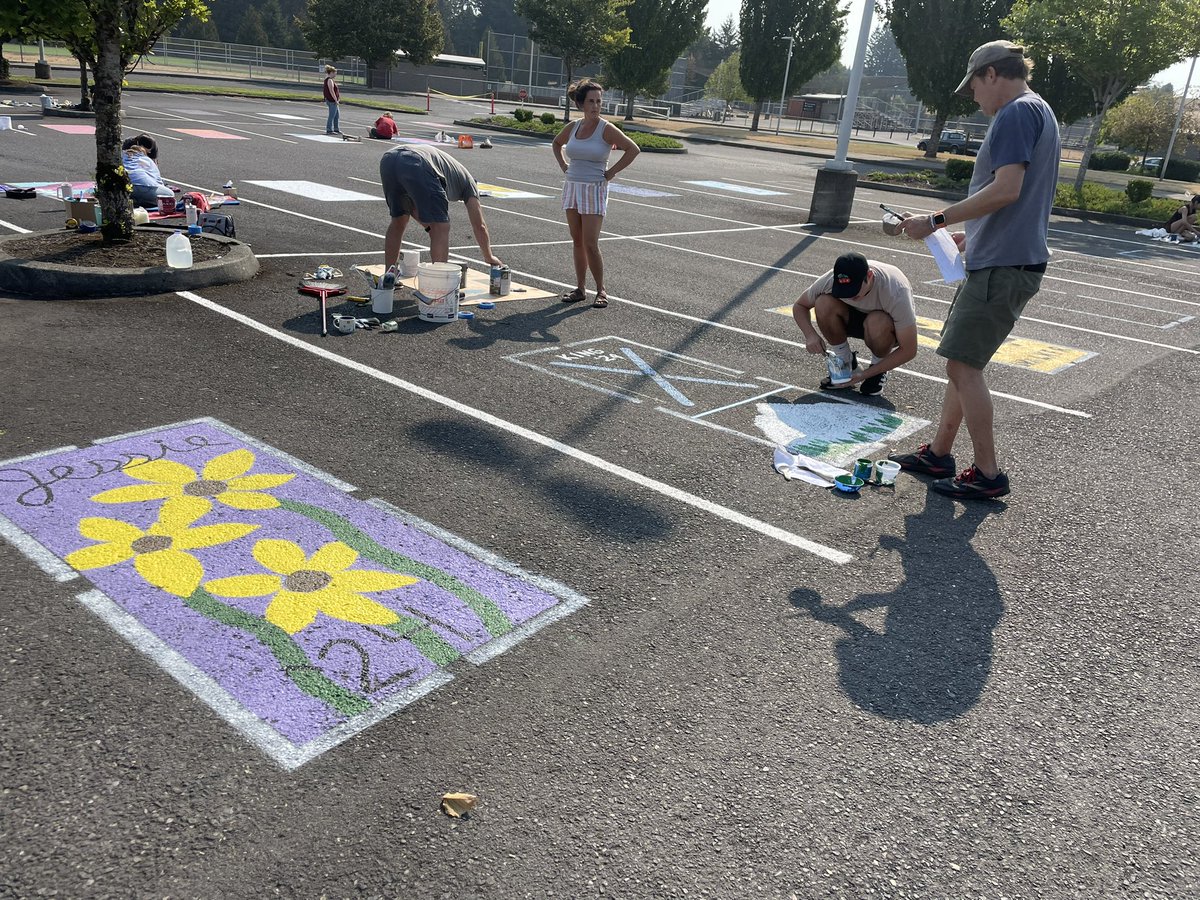 CHS_ORourke's tweet image. Inaugural Senior parking paint day! No rain (😅), not too hot and a fun event for the kids (and maybe a few parents).  Looking forward to seeing them all finished!
#seniors #papermakers #rollmakers 
@CamasHighSchool