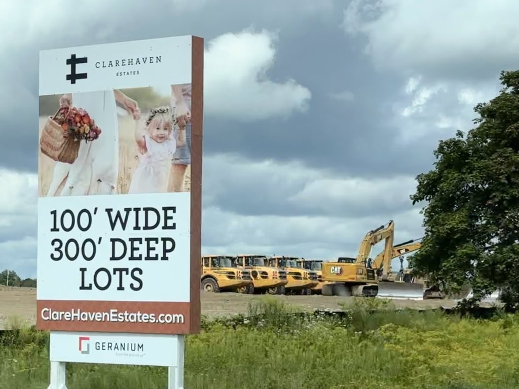 lexi_whalen's tweet photo. Claremont’s shameful new “estate home” sprawl wrecking prime ag land and on Oak Ridges Moraine. Brought about by decades of intricate legal machinations + local council who facilitated.
#OntAgSystem
#FoodAndWaterFirst
@STORMCoalition
#MunPoli #OnPoli
https://t.co/rZDeRKsv3w https://t.co/QwGUIbfrWX
