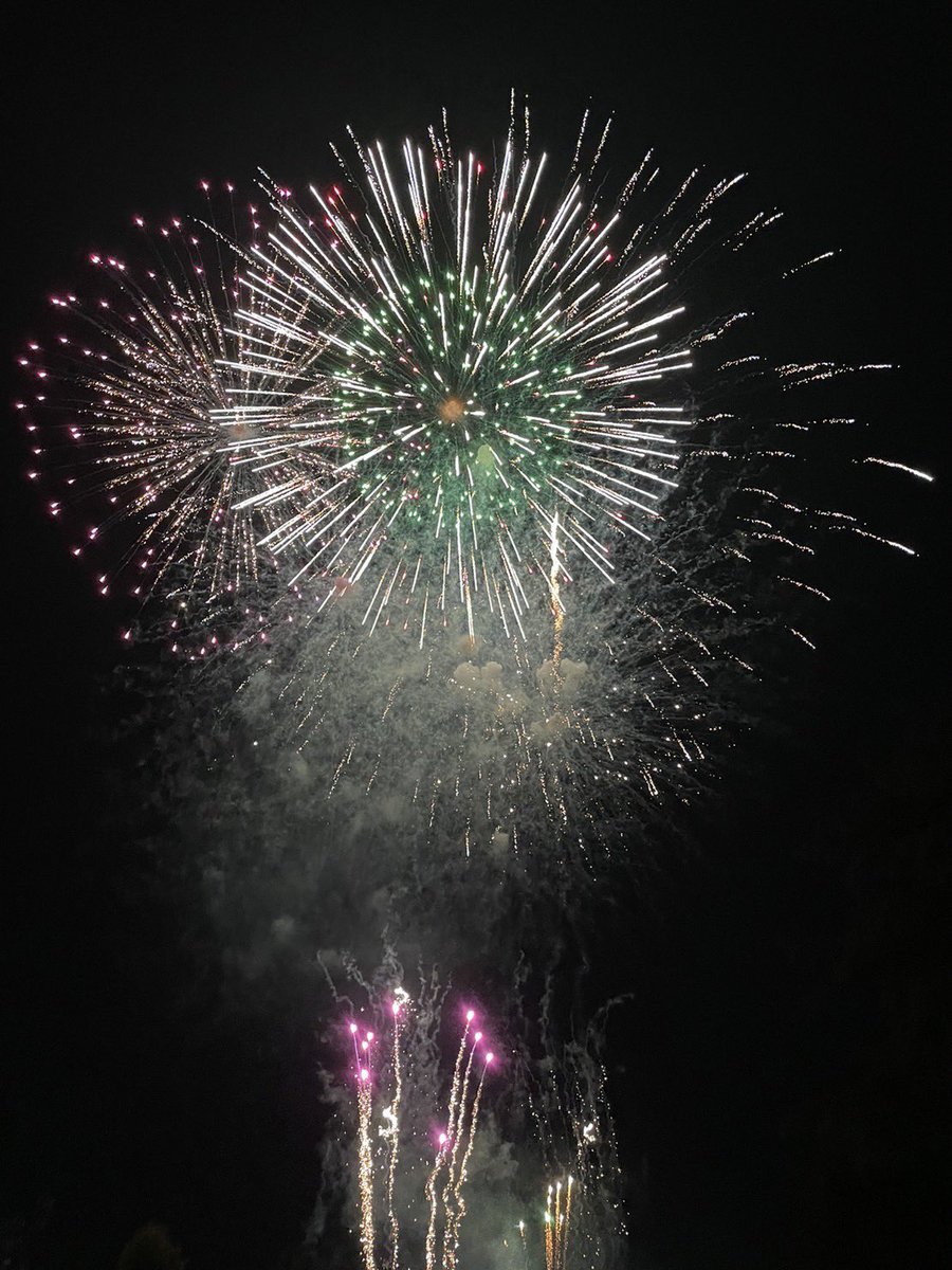 tonyagai's tweet photo. 南箕輪村の大芝高原まつりの花火大会🎆
#雨で30分遅れ https://t.co/YLza9X2VWz