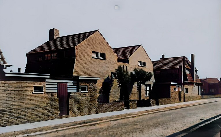 Tilburgskrantje's tweet photo. Woningen aan de St.-Andreasstraat. Rechts op de achtergrond het St.-Pietersplein (c. 1925) #Tilburg #Groeseind
Bron: @RATilburg https://t.co/B7tgl5zljd