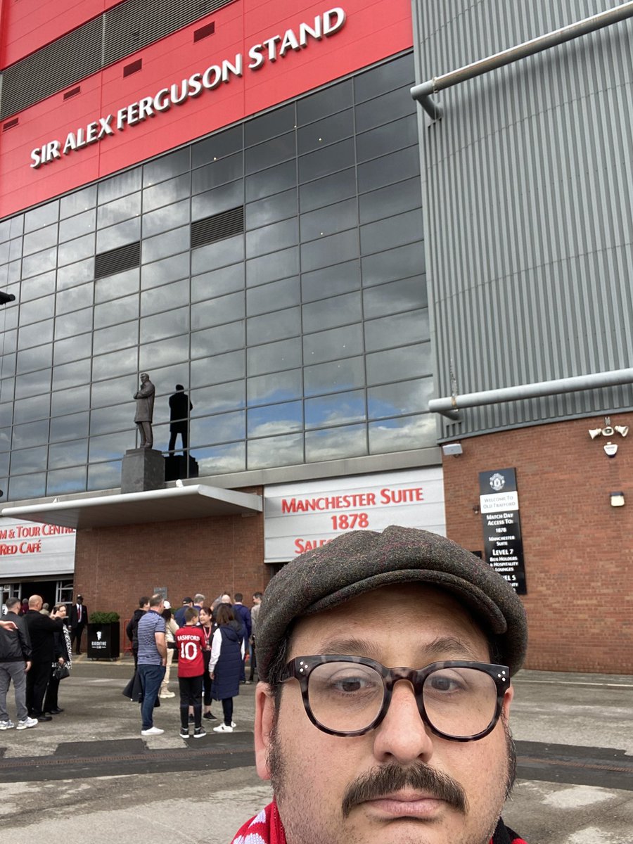 KikinFM's tweet photo. Here with #TheBoss @InterMiamiCF @attmidfielder @InterMIAPodcast @KEVINCHO_TV @TheFootyCondor @LondonHibee @interMIAinsider @InterMiamiFam #InterMiamiHerons #InterMiami @ManUtd #ManUnited #OldTrafford @AlexiLalas #Boricuaaa https://t.co/a8jD8cCsPf