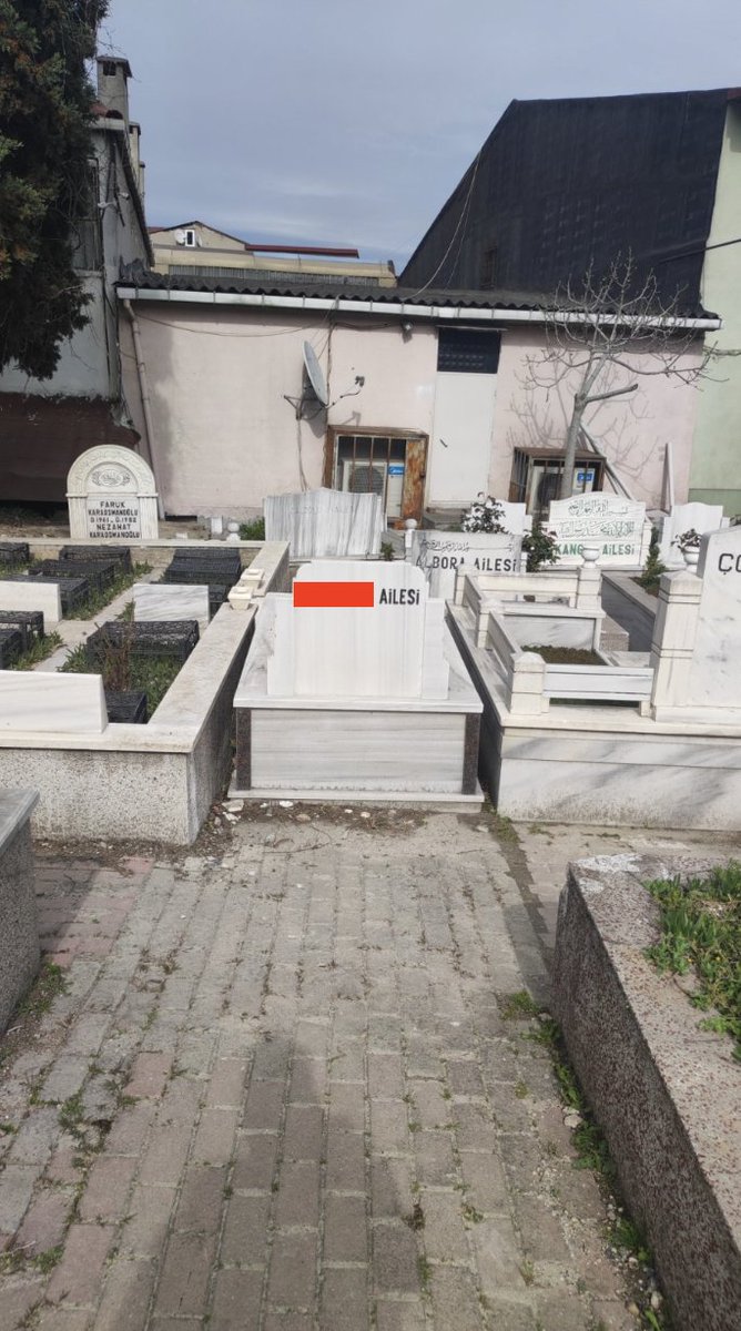 Abese_irca's tweet photo. 1-) Gelin size çok acayip bir İBB vurgununu anlatayım. Mezarlıklar Müdürlüğü "vurgun" konusunda yeni bir çığır açmış. Ben şu mezarlıkta 50 yıl dolaşsam bunu yapmak aklıma gelmezdi. Bu aşağıda gördüğünüz mezarlar neden yolun ortasında biliyor musunuz? Anlatayım... https://t.co/DgfaXA5VOB