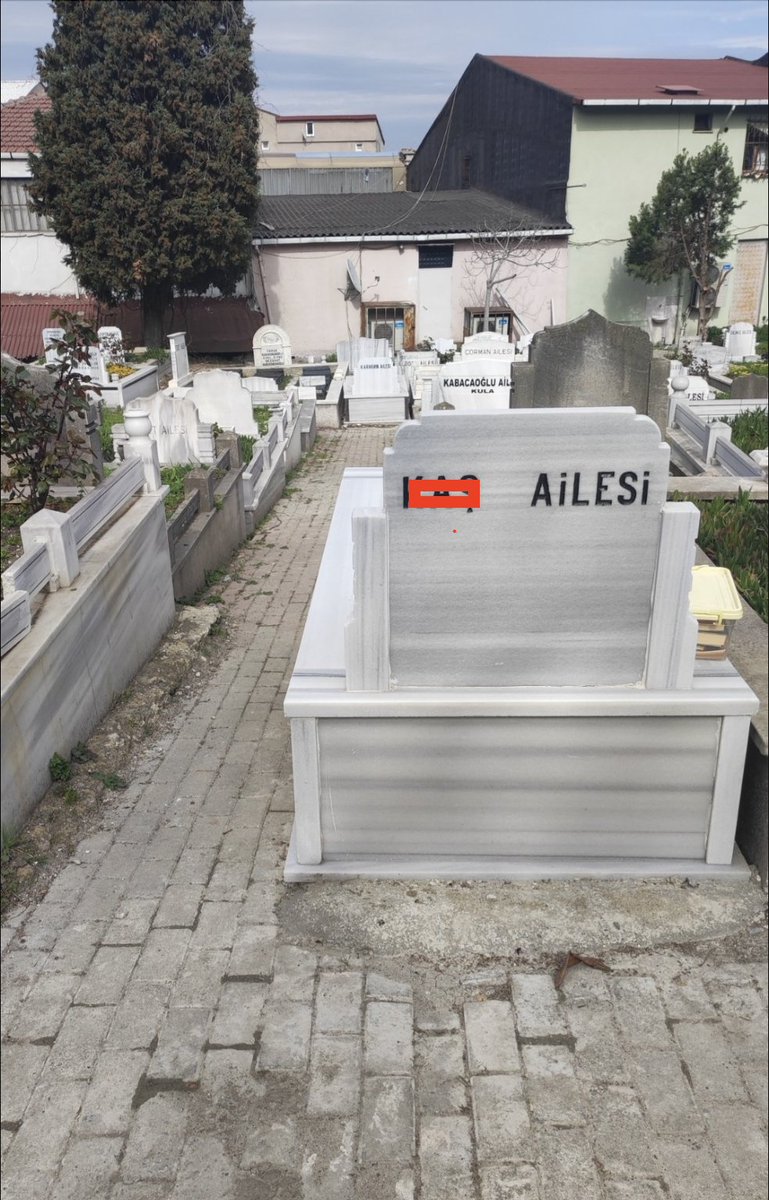 Abese_irca's tweet photo. 1-) Gelin size çok acayip bir İBB vurgununu anlatayım. Mezarlıklar Müdürlüğü "vurgun" konusunda yeni bir çığır açmış. Ben şu mezarlıkta 50 yıl dolaşsam bunu yapmak aklıma gelmezdi. Bu aşağıda gördüğünüz mezarlar neden yolun ortasında biliyor musunuz? Anlatayım... https://t.co/DgfaXA5VOB
