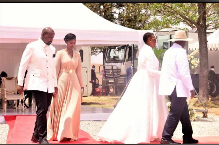 SSssebunya's tweet photo. A VERY BIG STATEMENT! Who is walking behind Mzee?! Who is walking behind Maama? What signal are you still waiting for? https://t.co/IurBKQddkJ