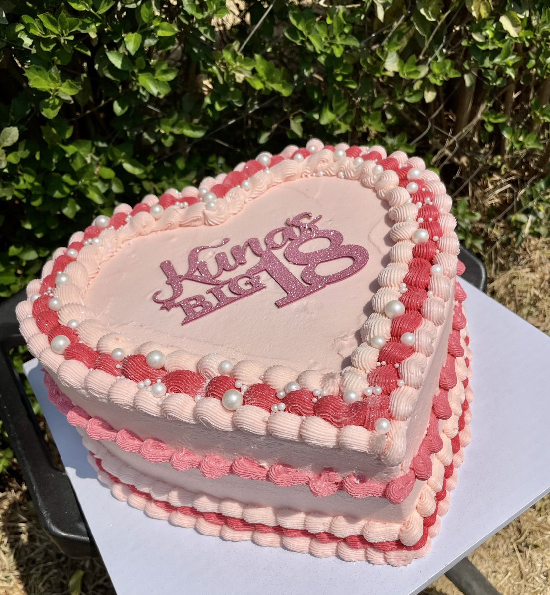 DesignCakesTale's tweet photo. Cake is happiness! If you know the way of the cake, you know the way of happiness! If you have a cake in front of you, you should not look any further for joy!🥰🥰

#designcakestalent #thatwarmfuzzyfeeling #party
 #patisserie
 #cakelover
 #zimbaker #hararebakers https://t.co/1Twi90sNtb