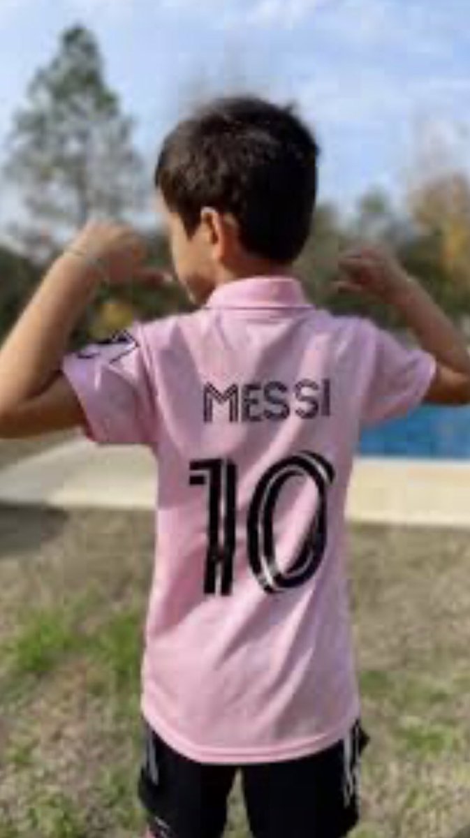 goodman1073's tweet photo. Veo muchos niños por la calle con la camiseta de @InterMiamiCF cuando lo habitual haste hace poco era verles con la camiseta del @FCBarcelona 
Me hace pensar que no seguían los colores… que seguían a Messi.
Y les entiendo… Ver disfrutar de nuevo al argentino es lo más… #Messi https://t.co/SkYobejxAz