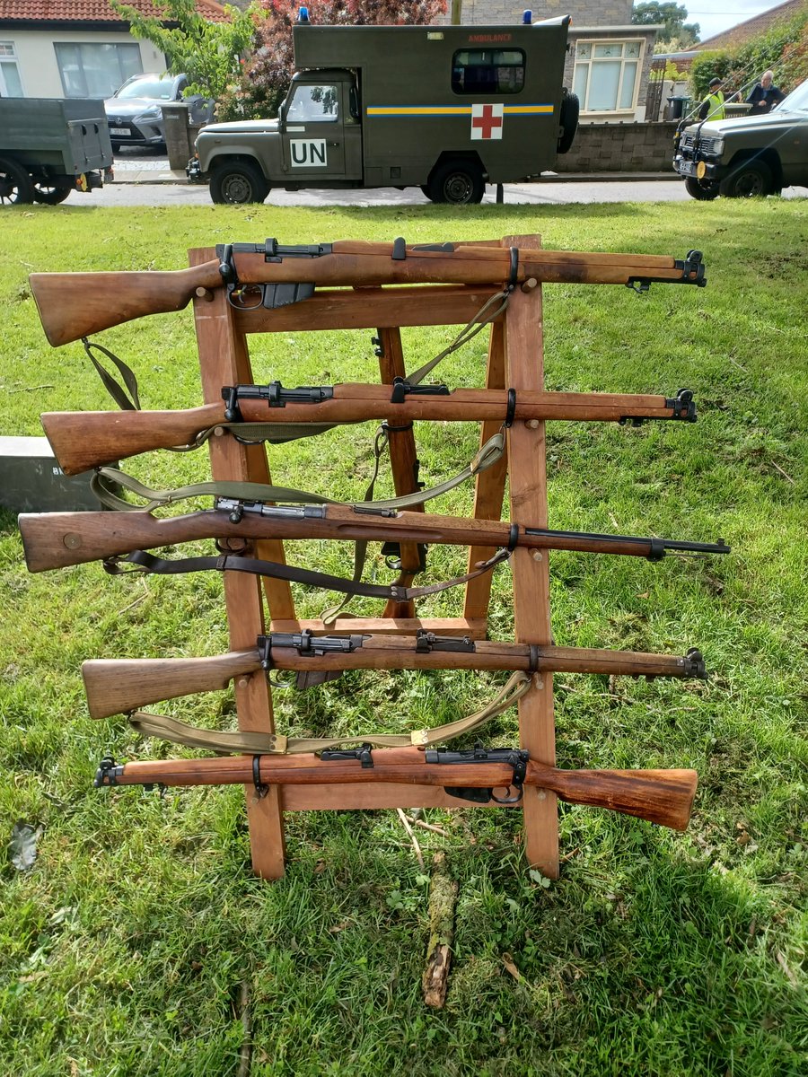 Lots of old guns on display - Killester celebrating the Centenary of their community of World War One veterans and families #fww #ww1 @DublinMilitary @OldDublinTown @NMIreland @NAM_London @ChaseMilitaria @DBGMilitaria