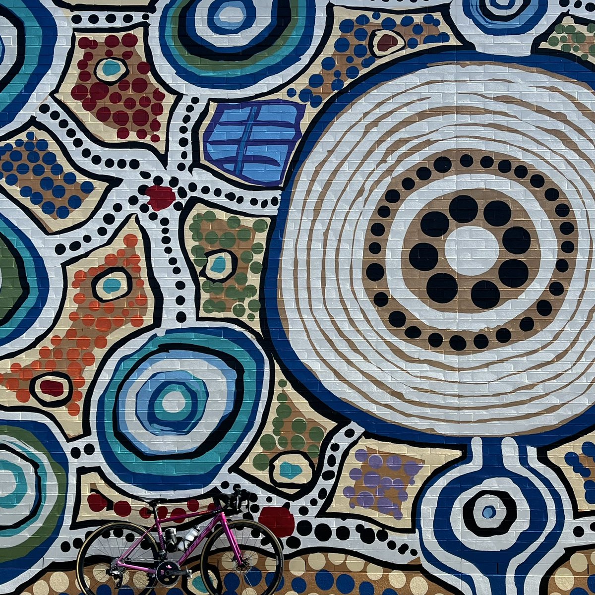 aya_p_BNE's tweet image. あろうことか、うっかり「車輪を外してレバーを握る」という初歩的なディスクブレーキの凡ミスを大会前夜にやらかし相方の手を煩わせてしまった😱
デストロイヤーな私はなす術がなく相方が直してくれる間、ただただ夕飯の酢豚をこしらえるのであった…🐖
#自転車乗り #cyclist #B2GC