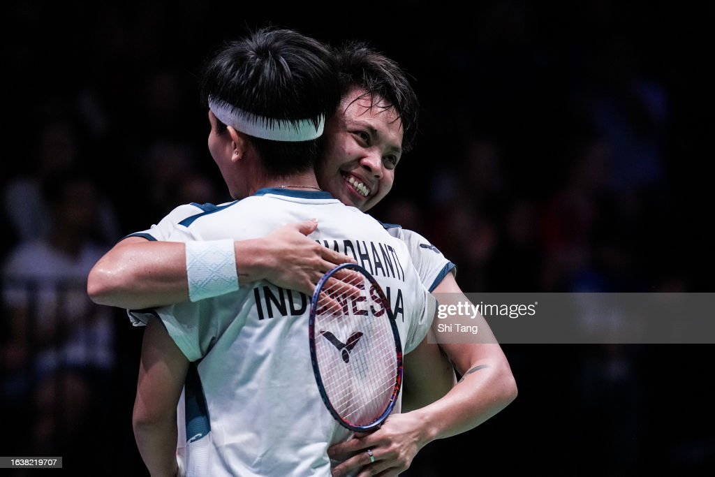 ainurohman's tweet photo. APRIYANI RAHAYU 
"Alhamdulillah bisa menang dan bermain baik untuk lolos ke final. Kami menikmati pertandingan, poin demi poin. Selalu komunikasi dengan Fadia dan Koh Eng Hian dan Kak Rionny Mainaky.

"Tak terbayangkan, kami bisa ke final Kejuaraan Dunia. Semoga jadi mimpi yang bisa terwujud besok."

"Terima kasih ke Fadia, yang bermain baik hari ini. Di lapangan, sangat positif aura kami. Saya senyum, Fadia tampil garang. Semua bisa menyatu di lapangan."

"Saya turun bertanding dengan membawa aura positif seperti di Olimpiade Tokyo silam dengan mentalitas yang kuat. Tak terlalu over dan bisa mengontrol. Kami bisa menguasai dan kami akan saling mengingatkan. Ini yang jadi kunci kemenangan kami hari ini."

"Sangat bahagia bisa ke final. Tetapi kami tidak boleh over karena masih ada pertandingan final besok. Besok kami akan hajar lawan dan menikmati pertandingan saja."

SITI FADIA SILVA RAMADHANTI 
"Tak menduga kami bisa bermain luar biasa. Kami bisa menikmati poin demi poin. Meskipun begitu, saya sempat gemeter juga."

"Untuk pertandingan final, dipersiapkan kondisi, jaga pikiran, fokus. Juga harus tetap percaya diri untuk menghadapi pertandingan final besok." 

Apri/Fadia lolos ke final Kejuaraan Dunia 2023 dengan mengandaskan unggulan 3 Kim So-yeong/Kong Hee-yong 🇰🇷dlm straight game 21-9, 22-20. 

Apri/Fadia adalah ganda putri Indonesia pertama dalam 28 tahun terakhir yang tampil di final Kejuaraan Dunia. 

Saat ganda putri legendaris Lili Tampi/Finarsih menembus final Kejuaraan Dunia 1995, Apri dan Fadia masih belum dilahirkan ke dunia. 

🎙️: PP PBSI