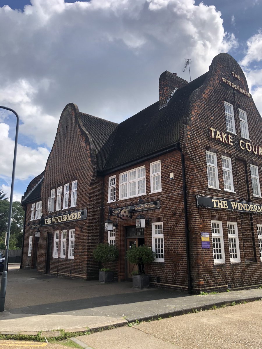 PintsOnTheTube's tweet photo. 120/272

🚈 South Kenton
🍺 The Windermere
💷 £4.50

An outstanding pub. Beatiful 30s art deco exterior, gorgeous wood fittings inside with 40s artwork and a big beer garden to boot. *Three* dartboards, a jukebox and a pool table are here, but the star is the old tiled fireplace. https://t.co/9SlDQKFeMC