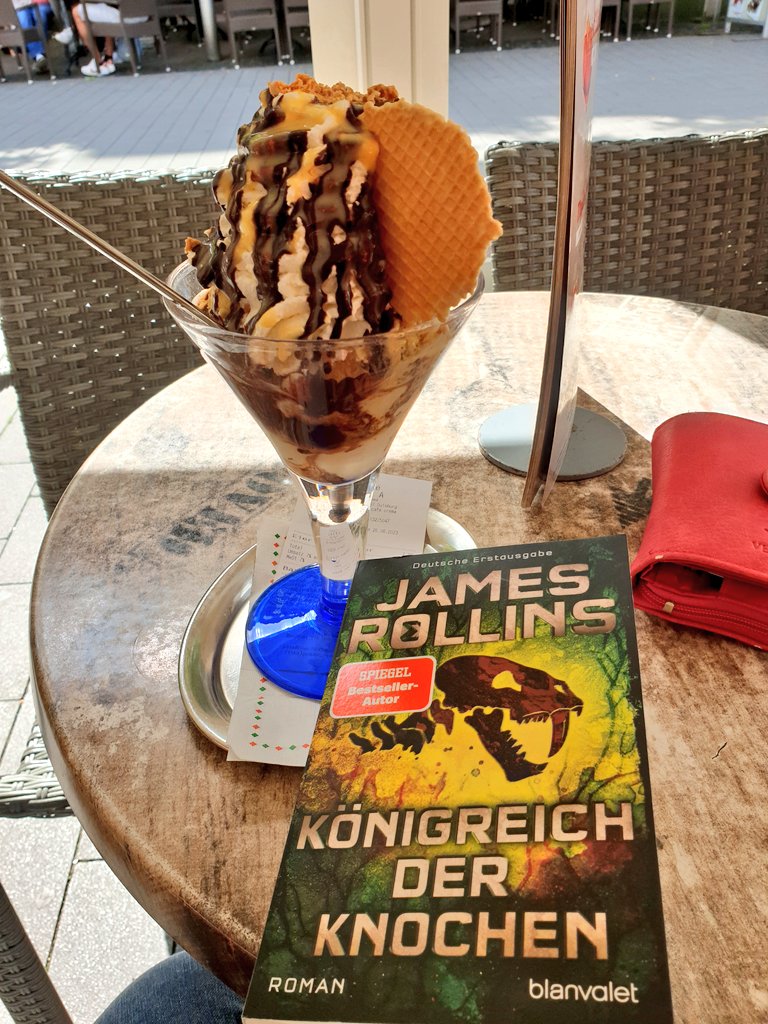 gonzobyrne's tweet photo. Happy weekend 😁
#bookstagram #icecream #jamesrollins #sigmaforce https://t.co/HlWxCDl0ol