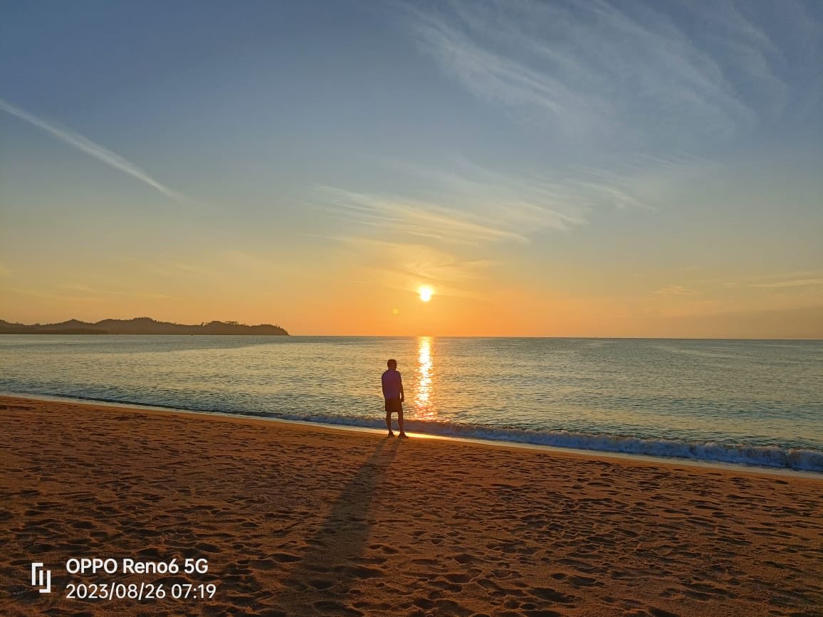 rahulmishr_'s tweet photo. Sunrise@ #cherating beach #southchinasea
The grandiosity of the Sea never fails to amaze, compelling one to reflect on life and introspect, and, of course, remember #Hemingway โs works.
P.S. Thanks to my dear colleague for secretly taking this picture. ๐ https://t.co/RIwdOTHEte