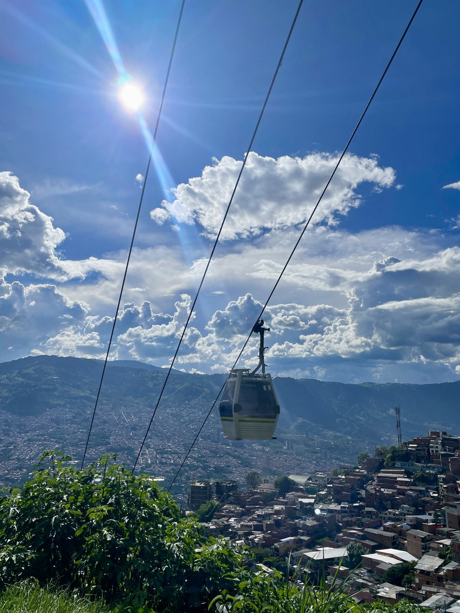 metrodemedellin's tweet photo. ¡Buenos días! 🤩 ¿Para dónde vamos en este último sábado de agosto? 😎 Aquí estamos listos por aire 🚡 y por tierra 🚈🚊🚌 para llevarte a tu destino. 💚

📸: Walter Puerta. https://t.co/1zZkEuk2DQ