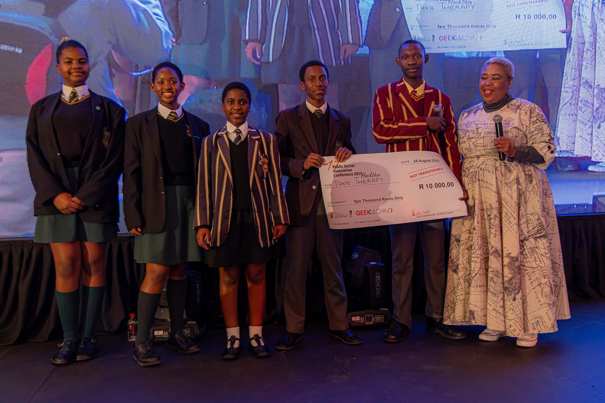 TiyaniTee's tweet photo. We introduced "Grace Time" (30 seconds at the end of presentations to address / demo judges) as part of Hackathons, at #PSIHack2023
A team of developers from @WesternCapeGov donated their 30 seconds to youngsters from Mthatha. ππππ https://t.co/8donsiDxQf