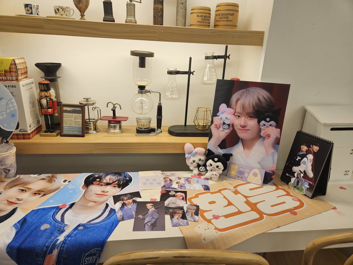 haru__mon's tweet photo. 드디어 갔다 ㅠㅠㅠ 작년에는 아무대도 못가서 올해는 가고싶었는데 드디어 일정 맞추기 성공 ㅠㅠ 너무 예쁘게 꾸며주시고 예쁘 환웅이 얼굴보고 축하하고 가요~🥰
#생일축하해_내_편_환웅이 https://t.co/jpngj7IPkI
