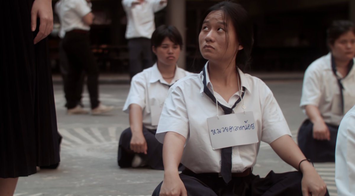 tamroyfilm's tweet photo. ดูซีนนี้แล้วนึกถึงรับน้องคณะตัวเอง มีทั้งชื่อในคณะที่รุ่นพี่จะตั้งให้ (รุ่นเราถ้าไปไหนต้องห้อยป้ายชื่อนี้ไว้ตลอดห้ามถอด), ห้ามเจาะหู, ต้องย้อมผมดำล้วน (บางคนต้องเอาสเปรย์มาพ่น) ซึ่งคณะที่ว่าก็คือคณะเดียวกับพี่ฐาผู้กำกับนี่แหละ5555แต่รุ่นหลังๆ เหมือนจะยกเลิกหมดแล้วมั้ง #BlueAgain https://t.co/4YTxEkhESH