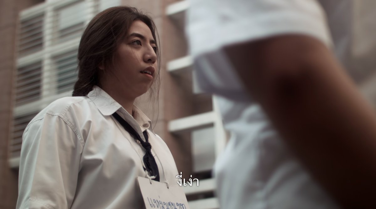 tamroyfilm's tweet photo. ดูซีนนี้แล้วนึกถึงรับน้องคณะตัวเอง มีทั้งชื่อในคณะที่รุ่นพี่จะตั้งให้ (รุ่นเราถ้าไปไหนต้องห้อยป้ายชื่อนี้ไว้ตลอดห้ามถอด), ห้ามเจาะหู, ต้องย้อมผมดำล้วน (บางคนต้องเอาสเปรย์มาพ่น) ซึ่งคณะที่ว่าก็คือคณะเดียวกับพี่ฐาผู้กำกับนี่แหละ5555แต่รุ่นหลังๆ เหมือนจะยกเลิกหมดแล้วมั้ง #BlueAgain https://t.co/4YTxEkhESH