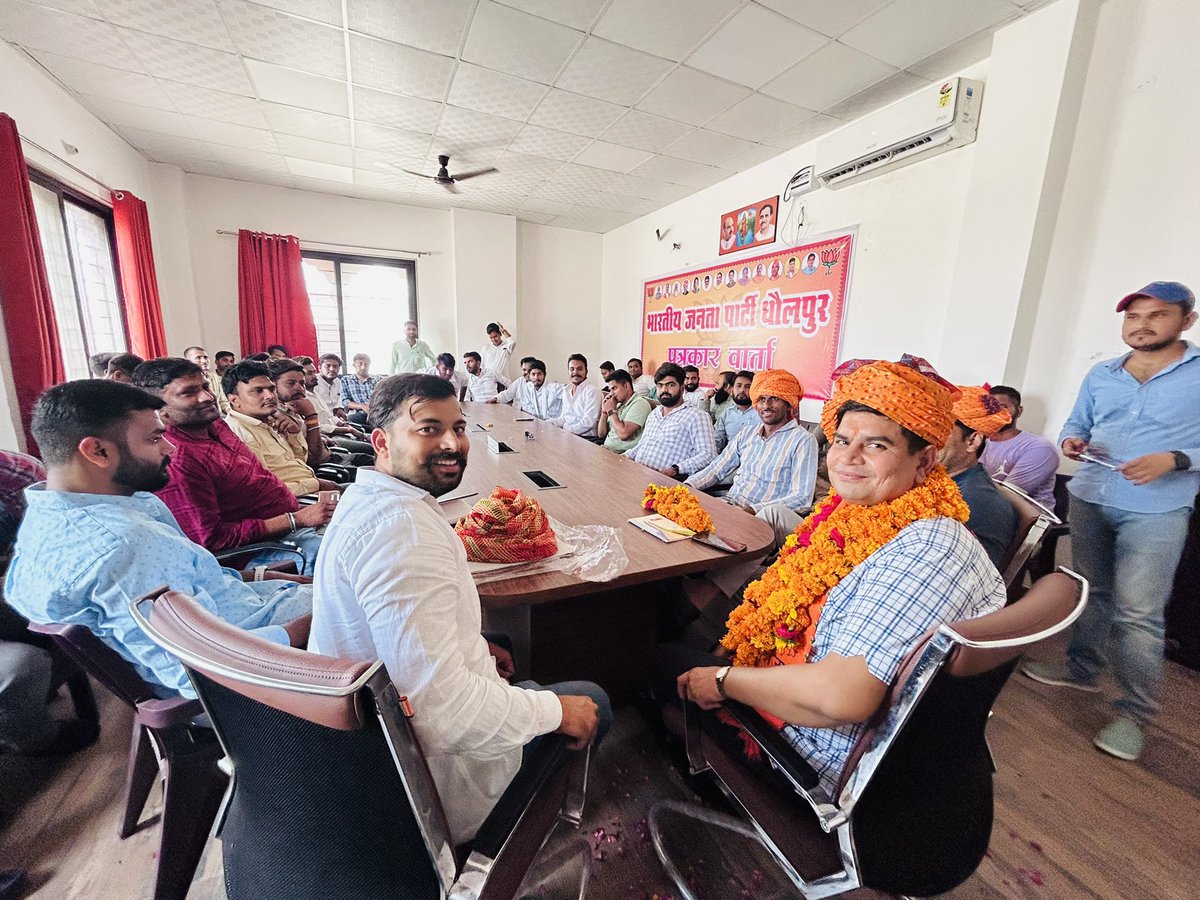 Bhupendra11BJYM's tweet photo. आज धौलपुर जिला कार्यालय पर भारतीय जनता युवा मोर्चा की बैठक में भाग लिया !
कार्यक्रम में नवनियुक्त जिला अध्यक्ष सत्येंद्र पाराशर जी का स्वागत सम्मान किया एवं उनका मार्गदर्शन प्राप्त हुआबैठक में सदस्यता अभियान सहित आगामी कार्यक्रमों के बारे में चर्चा की
@BJYMinRaj @AnkitChechiBJP https://t.co/NB62BTbJG1