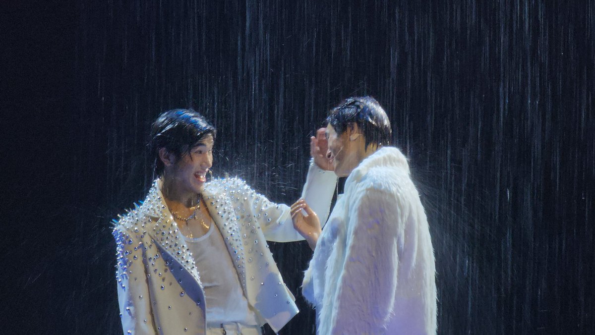 opel_zuza's tweet photo. ✨️พี่โคตรภูมิใจในตัวพวกเธอเลยเว้ยเจมโฟ้ด ดีใจที่ได้เห็นพวกเธอผ่านอะไรด้วยกันมาจนถึงวันนี้ ขอให้พวกเธอจับมือเดินด้วยกันไปบนถนนที่มีแต่รอยยิ้มและความสุขนะ อย่าเปียกฝนอีกเลยนะ 👶🏻🫂🌧☔️

#GeminiFourthConcertD1
#GeminiFourth #เจมีไนน์โฟร์ท #Gemini_NT #Fourthnattawat https://t.co/QTwB1vYVah