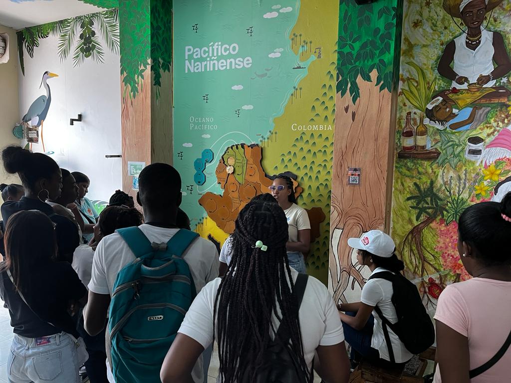 "Me motivó más a ponerme las pilas para construir la paz, así como tantas personas chéveres del museo" (Luis). Hoy Jóvenes del SENA visitaron la Casa de la Memoria <a href="/CentroMemoriaH/">Centro Nacional de Memoria Histórica</a> <a href="/RTVCnoticias/">RTVC Noticias</a> <a href="/ComisionadoPaz/">Consejería Comisionada de Paz</a> <a href="/gobnarino/">Gobernación de Nariño</a> <a href="/mincultura/">MinCultura Colombia</a> <a href="/MincomercioCo/">MinComercio Colombia</a> <a href="/fonturcol/">Fontur Colombia</a>