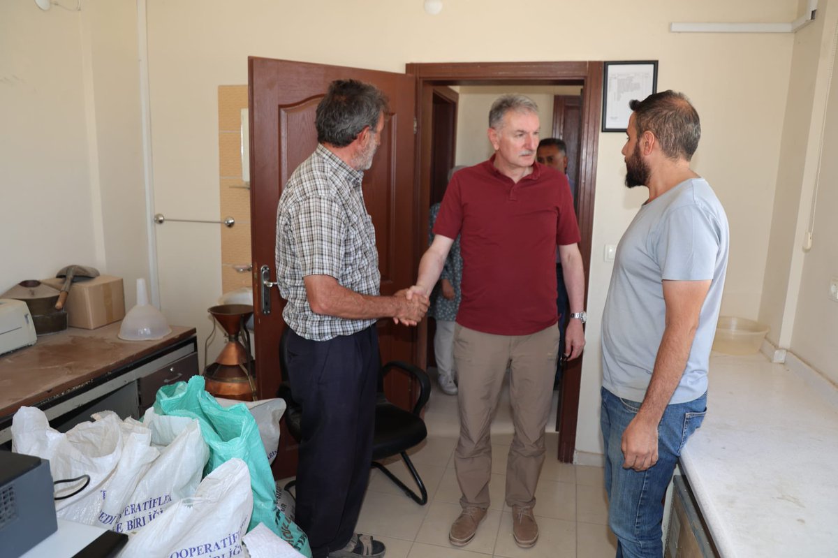 Ahmet_Guldal's tweet photo. #Sarkışla Ajans Amirliğimizdeyiz. 

Sarkışlada 2 noktada toplam 35 bin ton alım yaptık. 27 bin ton randevumuz mevcut. İleri tarihli randevularımızı öne çekerek hızlı bir şekilde alımlarımıza devam ediyoruz.

Ziraat Oda Başkanımız Azimet TOPÇU’ya ilgi ve katkıları için teşekkür ediyorum.

#tmo