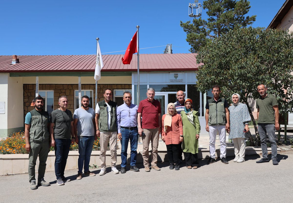 Ahmet_Guldal's tweet photo. #Sarkışla Ajans Amirliğimizdeyiz. 

Sarkışlada 2 noktada toplam 35 bin ton alım yaptık. 27 bin ton randevumuz mevcut. İleri tarihli randevularımızı öne çekerek hızlı bir şekilde alımlarımıza devam ediyoruz.

Ziraat Oda Başkanımız Azimet TOPÇU’ya ilgi ve katkıları için teşekkür ediyorum.

#tmo